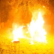Feuerkünstlerin – Flammen auf einer Wiese bei Pirna 