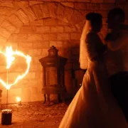 Feuershow mit brennendem Herz zur Hochzeit