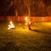 Spagat von Constance Lüttich bei einer Feuershow in Bautzen